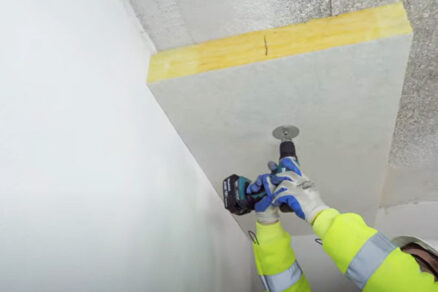 Kotvení izolační desky do stropu pomocí vrutu s talířkem