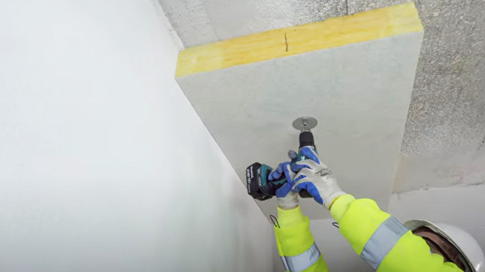 Kotvení izolační desky do stropu pomocí vrutu s talířkem