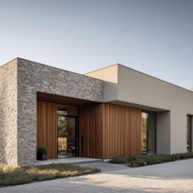 Současná architektura domu s kombinací omítky a obkladu