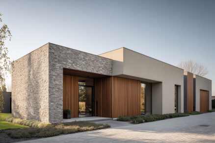 Současná architektura domu s kombinací omítky a obkladu