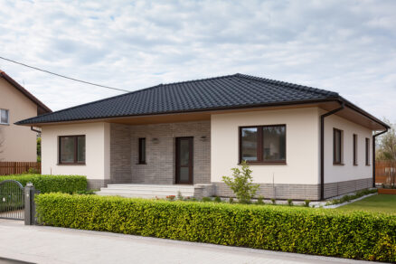 Bungalov se zateplenou fasádou a keramickým obkladem