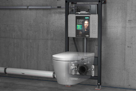 Detail předstěnového instalačního systému pro závěsné WC s napojením rozvodů