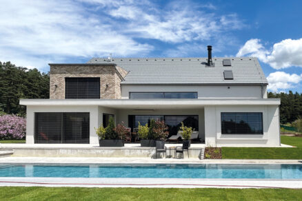 Současný rodinný dům s minimalistickou střešní krytinou a terasou