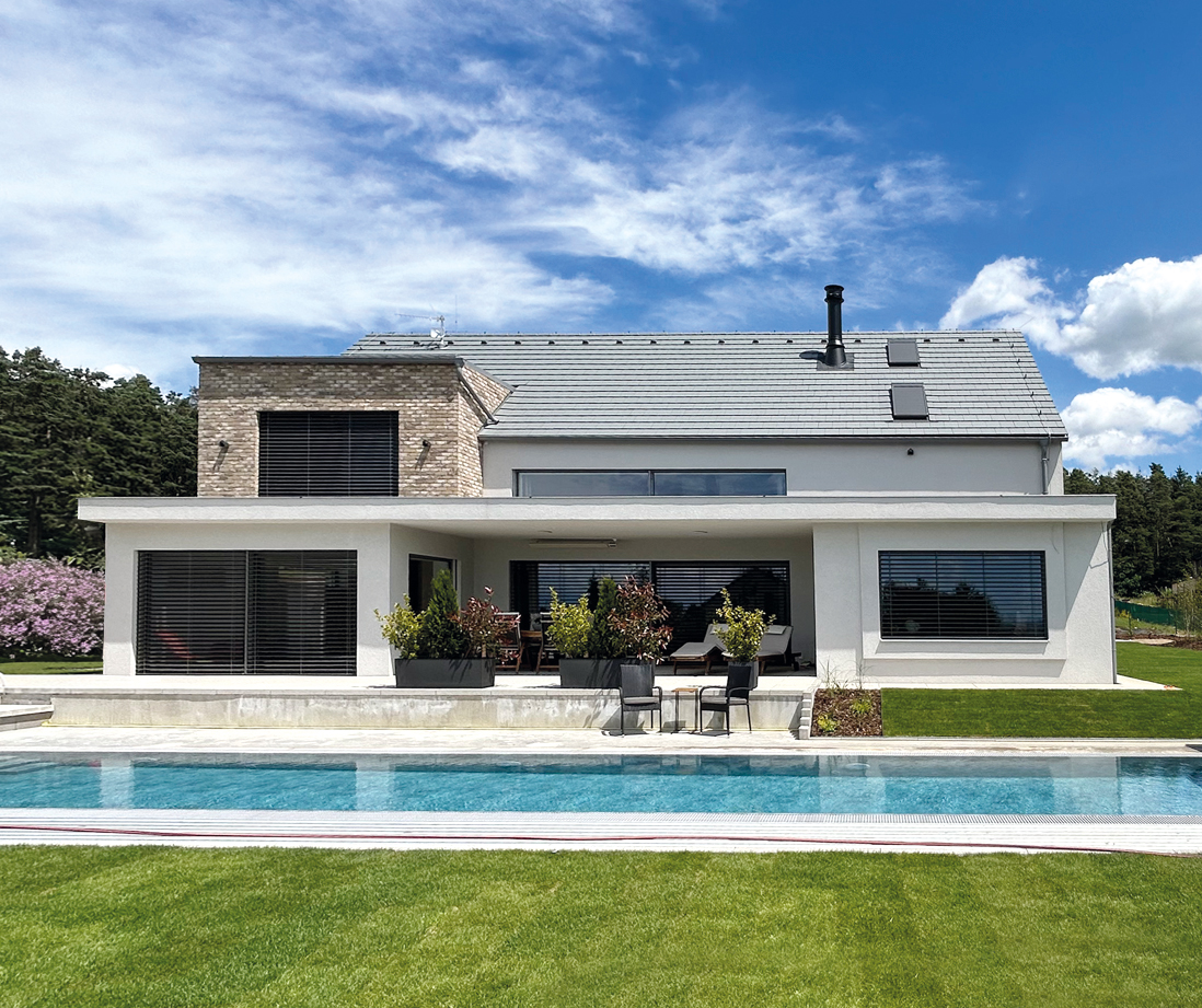 Současný rodinný dům s minimalistickou střešní krytinou a terasou