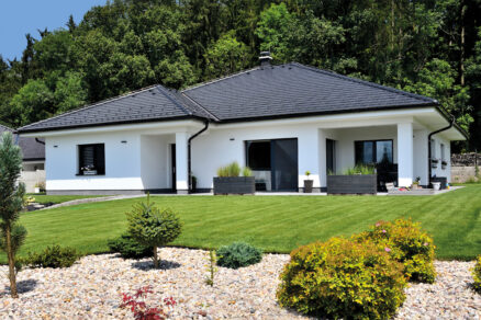 Moderní bungalov s betonovou střešní krytinou a čistým designem