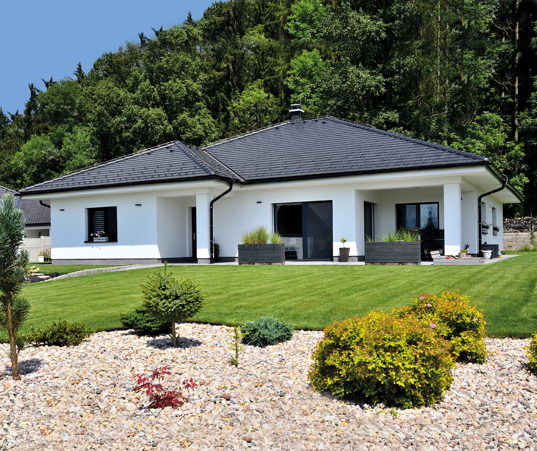 Moderní bungalov s betonovou střešní krytinou a čistým designem