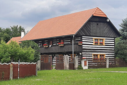 Tradiční venkovský dům s keramickou střešní krytinou