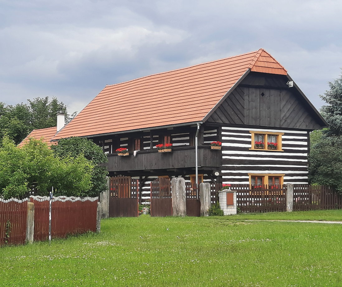 Tradiční venkovský dům s keramickou střešní krytinou