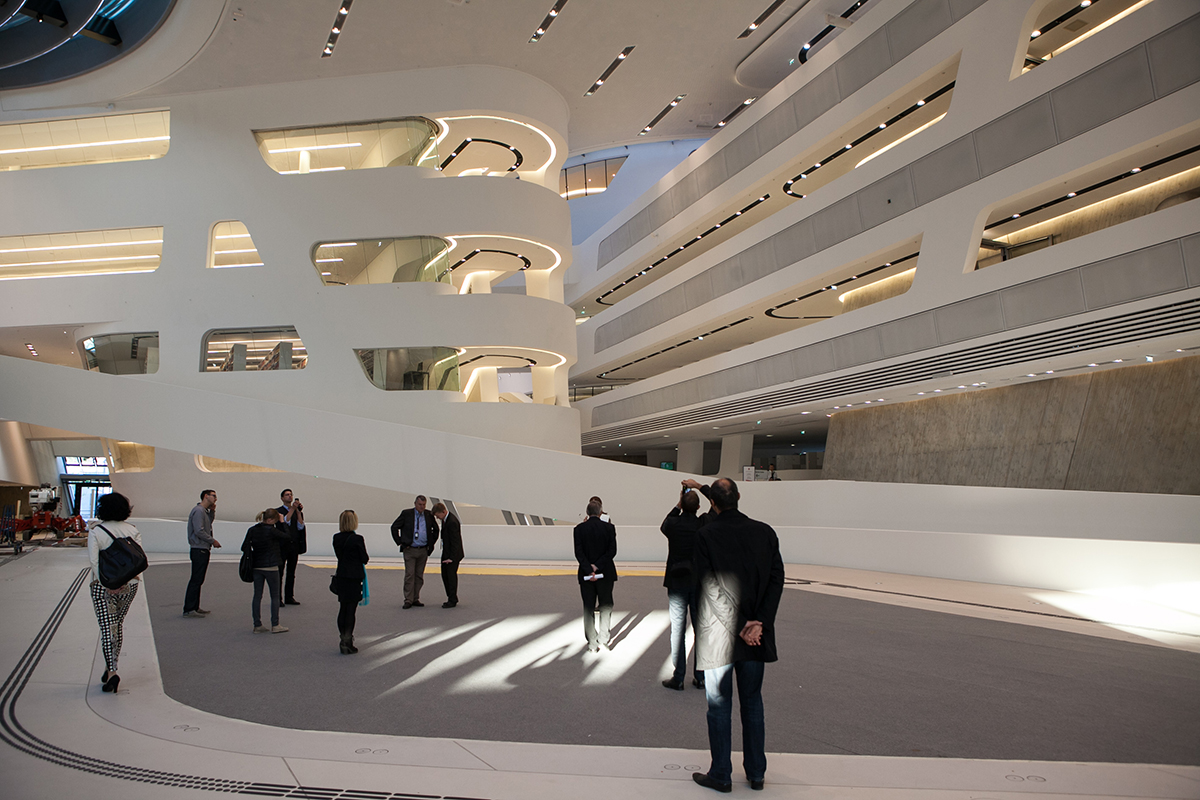 Interiér moderní veřejné budovy s organickým designem