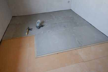 Suchá podlaha bez betonu z cementotřískových desek při pokládce