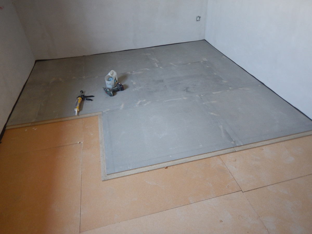 Suchá podlaha bez betonu z cementotřískových desek při pokládce