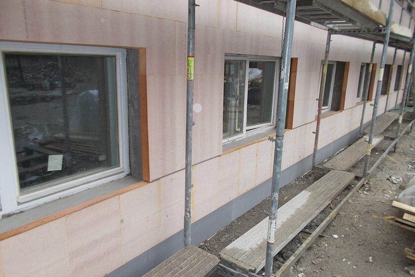 Tenké zateplení fasády deskami Kooltherm K5 na bytovém domě