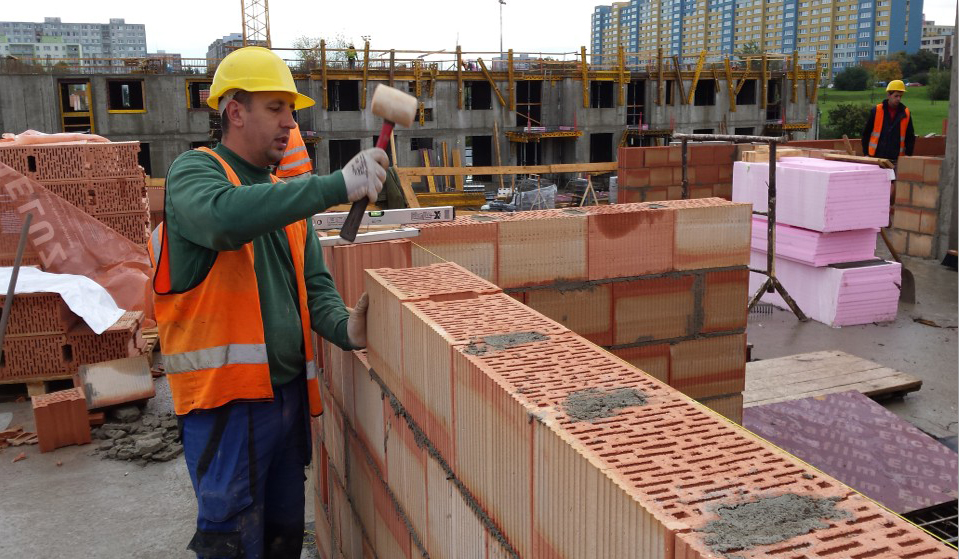Zdění akustické příčky z cihel HELUZ AKU na stavbě
