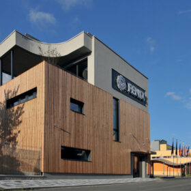 Moderní administrativní budova s dřevěnou fasádou a energeticky úsporným řešením