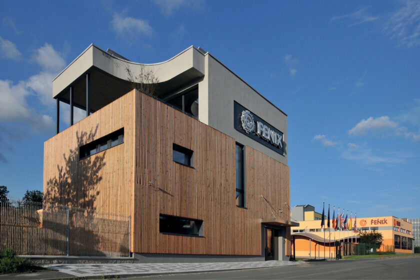 Moderní administrativní budova s dřevěnou fasádou a energeticky úsporným řešením