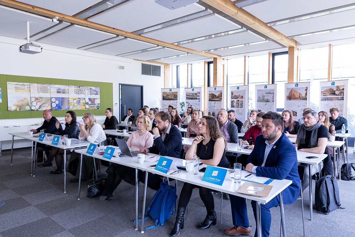 Finále Mezinárodní soutěže Saint Gobain se konalo v Univerzitním centru energeticky efektivních budov ČVUT