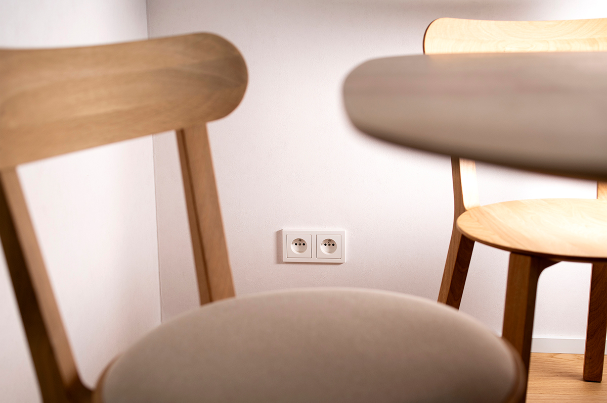 Minimalistické zásuvky v interiéru Astrid Garden Holešovice