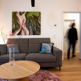 Obývací pokoj s moderním designem a elektroinstalací Astrid Garden