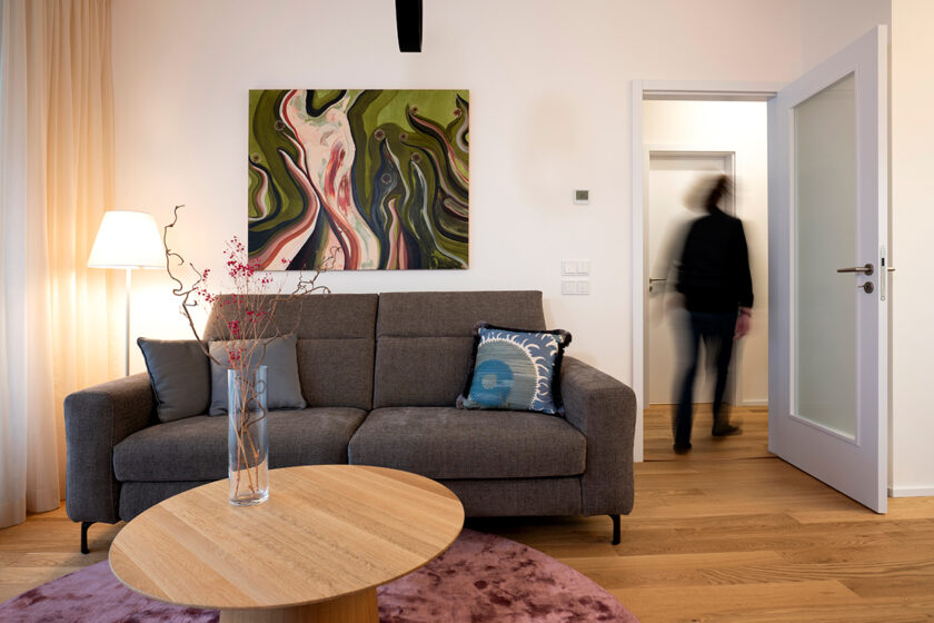 Obývací pokoj s moderním designem a elektroinstalací Astrid Garden