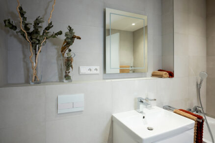 Koupelna s elektroinstalací a zásuvkami v projektu Astrid Garden