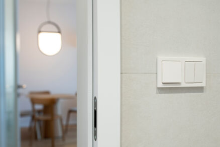 Minimalistické vypínače v interiéru moderního bytu Astrid Garden