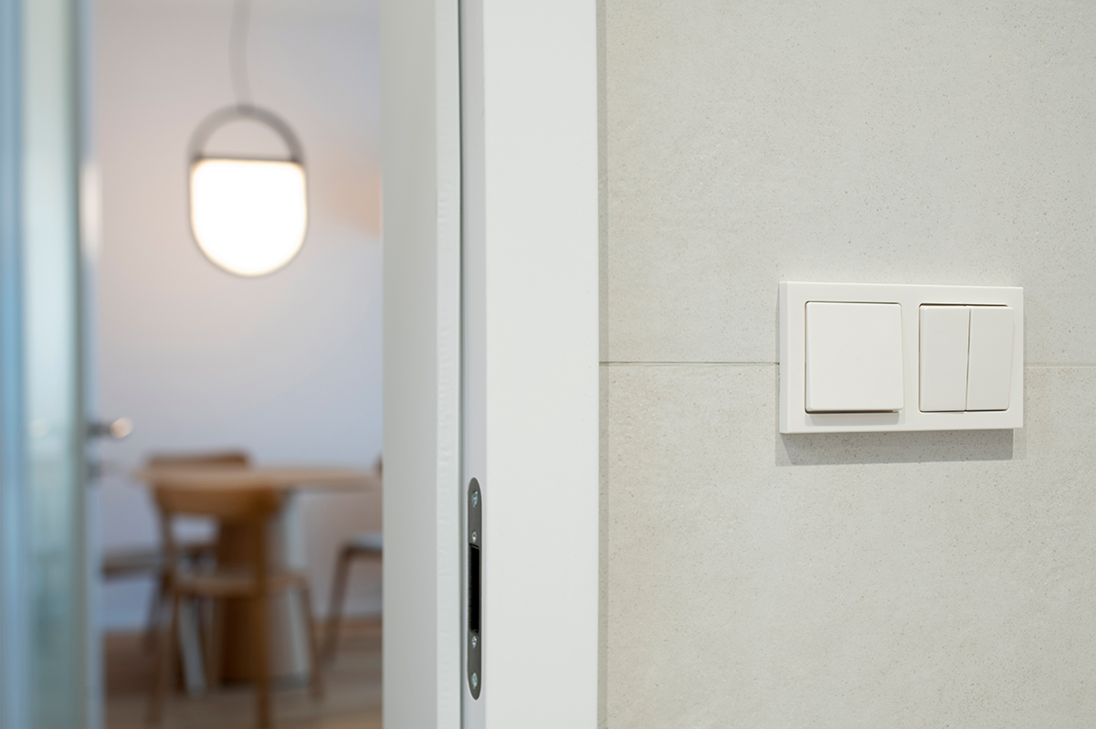 Minimalistické vypínače v interiéru moderního bytu Astrid Garden