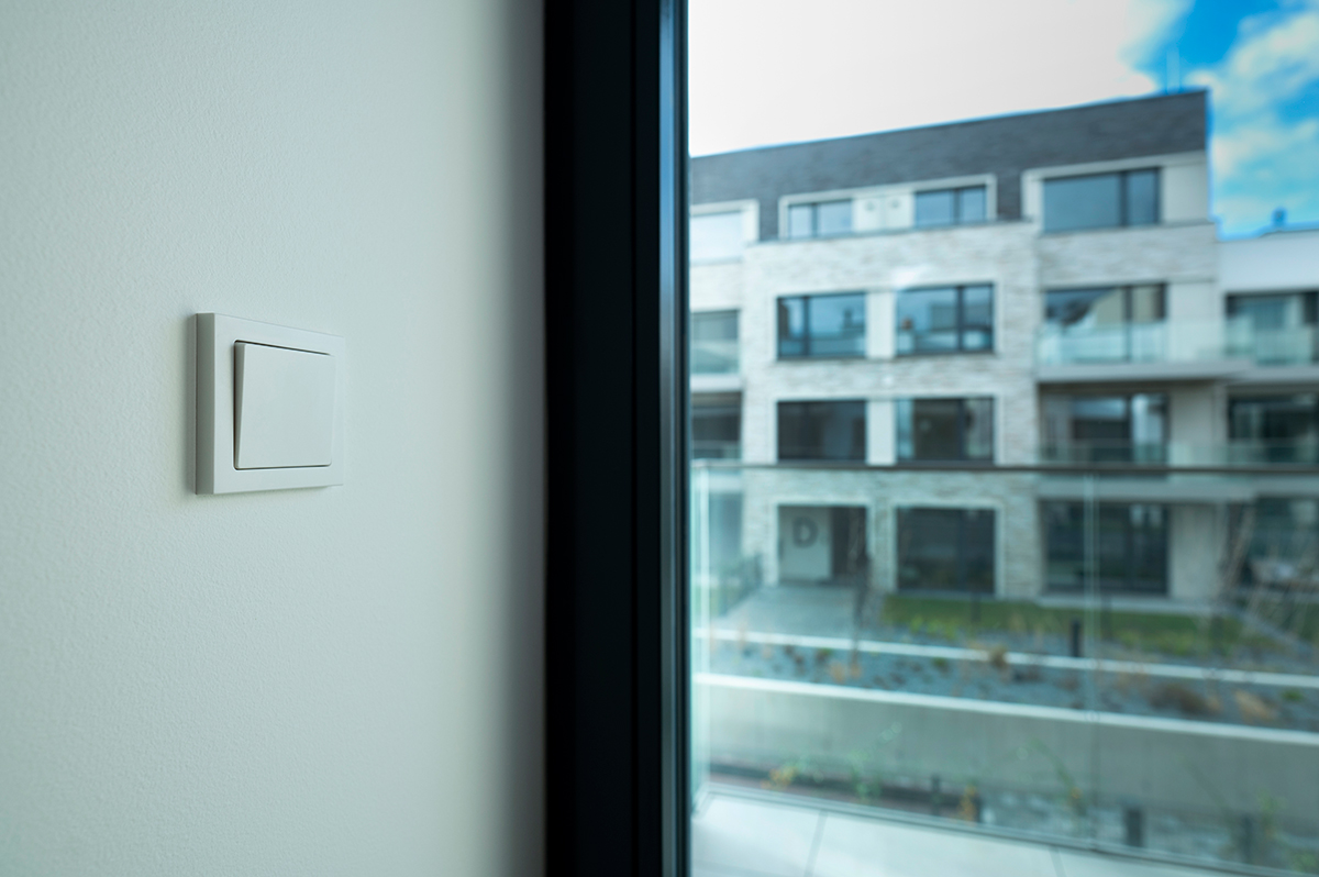 Detail vypínače u okna v projektu Astrid Garden Holešovice