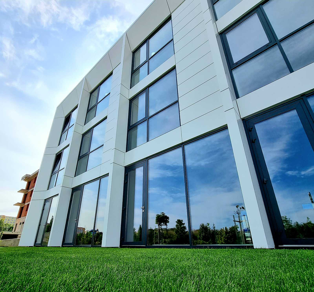 Hliníková okna a dveře AVG Administrativní budova s proskleným fasádním systémem a moderním designem