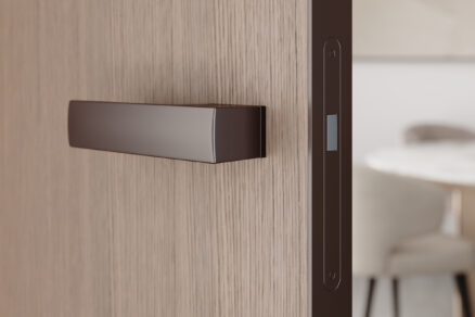 Minimalistická klika na interiérových dveřích se skrytou zárubní