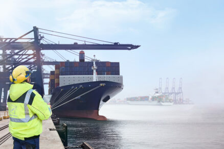 kontajnerová loď v prístave pri nakládke tovaru