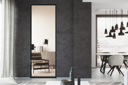 Interiérové dveře se zrcadlem v moderním obývacím prostoru