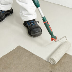 Aplikace epoxidové podlahové pryskyřice válečkem na betonový podklad v interiéru