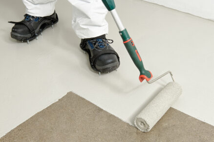 Aplikace epoxidové podlahové pryskyřice válečkem na betonový podklad v interiéru