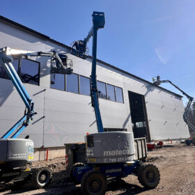 Instalace opláštění haly s využitím mobilních pracovních plošin