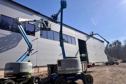 Instalace opláštění haly s využitím mobilních pracovních plošin