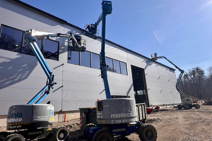 Instalace opláštění haly s využitím mobilních pracovních plošin