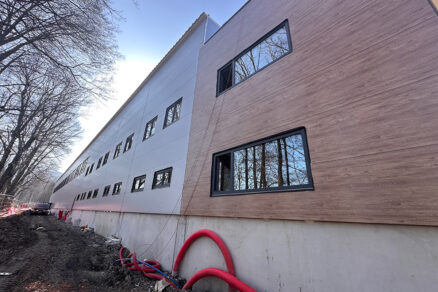 Detail moderní fasády průmyslového objektu s kombinací materiálů