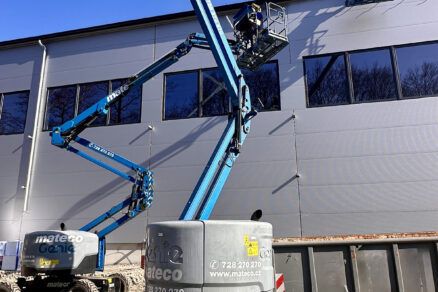 Instalace opláštění haly s využitím mobilních pracovních plošin