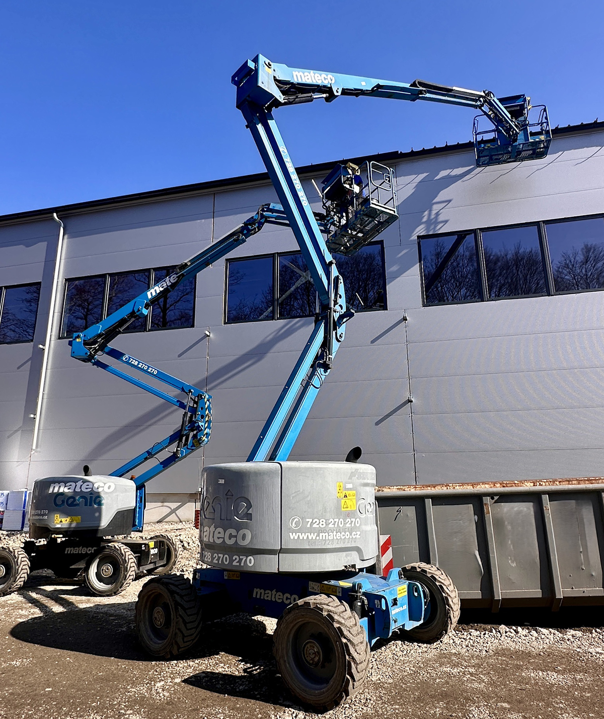 Instalace opláštění haly s využitím mobilních pracovních plošin