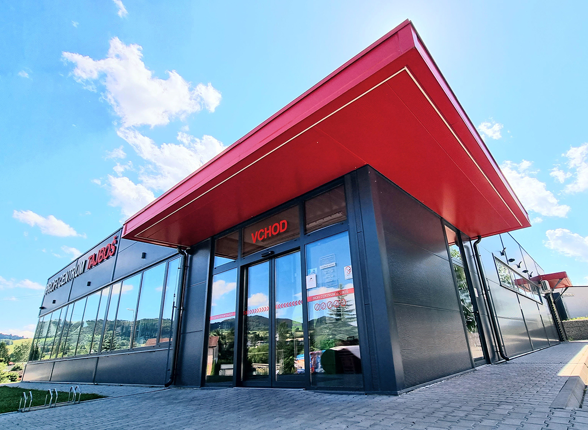 Multifunkční ocelová hala AVG Komerční objekt s prosklenou fasádou a hliníkovými prvky