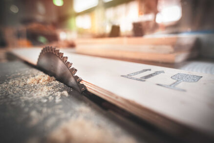 kotúčová píla pri spracovaní dreva v priemyselnej výrobe