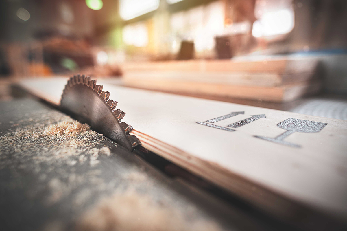 kotúčová píla pri spracovaní dreva v priemyselnej výrobe