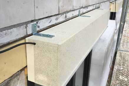 Detail uchycení kastlíku na žaluzie pomocí kovových úhelníků do zdiva