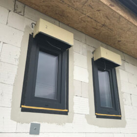 Podomítkové kastlíky nad okny připravené pro instalaci venkovních žaluzií