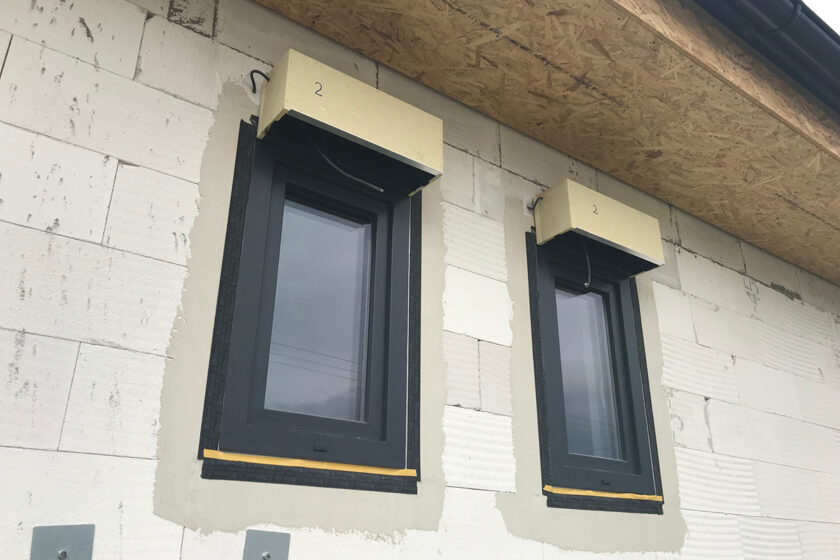 Podomítkové kastlíky nad okny připravené pro instalaci venkovních žaluzií