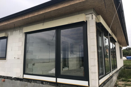 Montáž podomítkových kastlíků na žaluzie na novostavbě rodinného domu