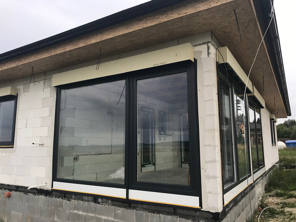 Montáž podomítkových kastlíků na žaluzie na novostavbě rodinného domu