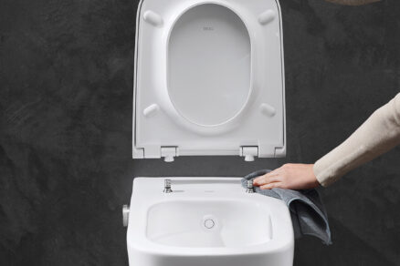 Detail otevřené sprchovací toalety bez elektřiny při čištění, snadno omyvatelný vnitřní prostor a sedátko.