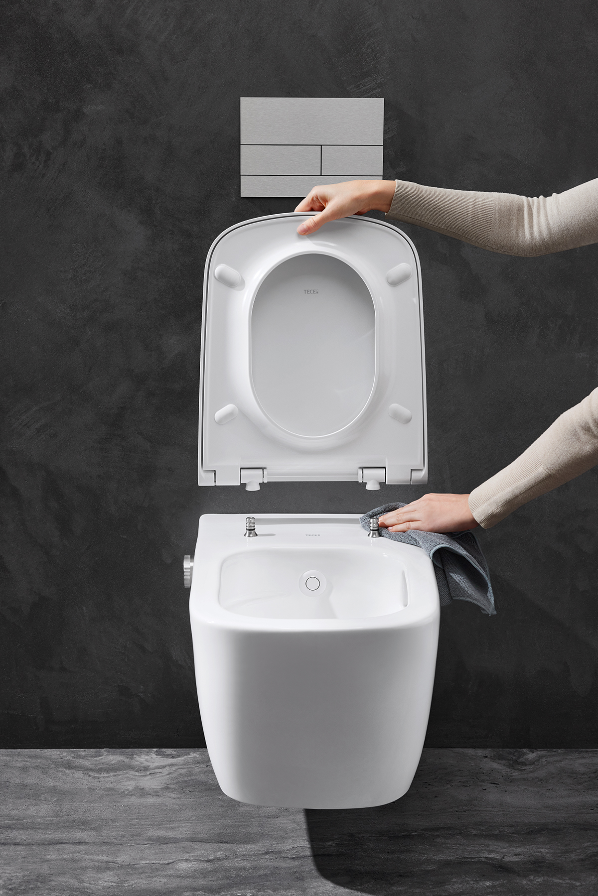 Detail otevřené sprchovací toalety bez elektřiny při čištění, snadno omyvatelný vnitřní prostor a sedátko.