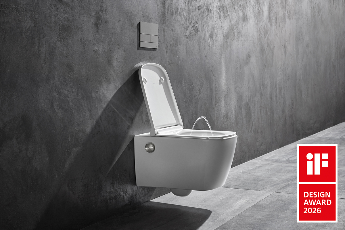 Závěsná sprchovací toaleta bez elektřiny při použití, proud vody z trysky, minimalistická koupelna s betonovou stěnou.